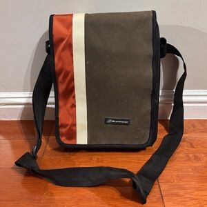 Brenthaven vertical messenger bag, from Medina collection